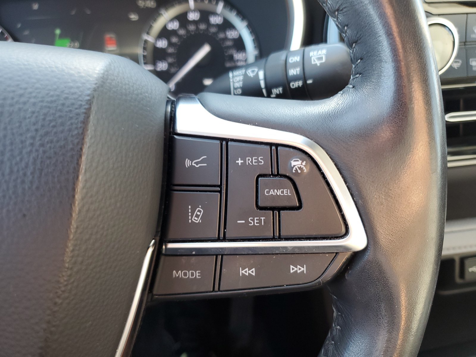 Used 2020 Toyota Highlander XLE AWD/4WD image 24