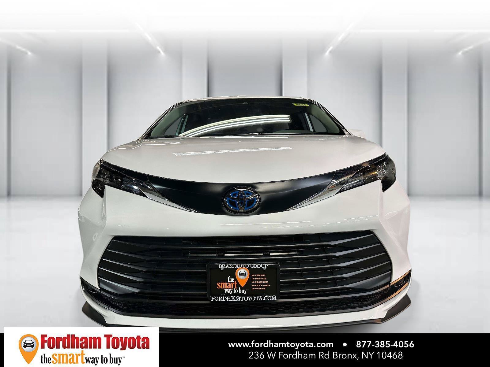 Used 2025 Toyota Sienna LE FWD image 9