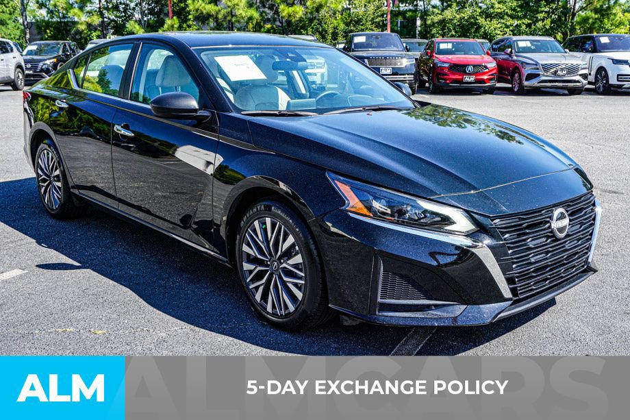 Used 2025 Nissan Altima 2.5 SV FWD image 3