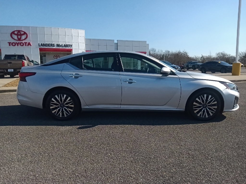 Used 2023 Nissan Altima 2.5 SV image 2