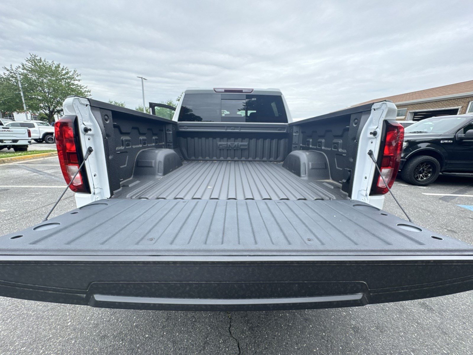 New 2026 GMC Sierra 1500 SLE w/ Preferred Package AWD/4WD image 24