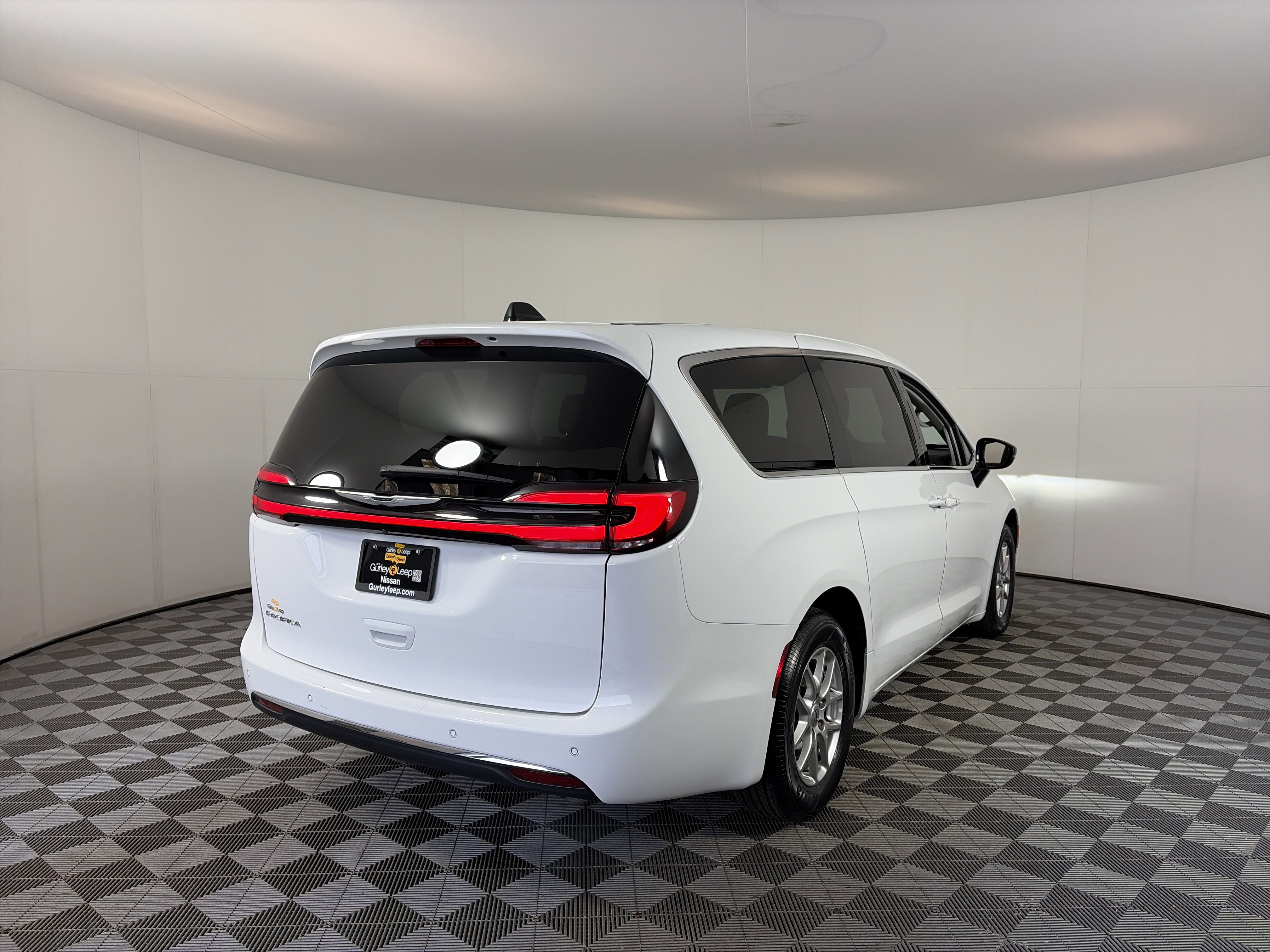 Used 2024 Chrysler Pacifica Touring-L image 11