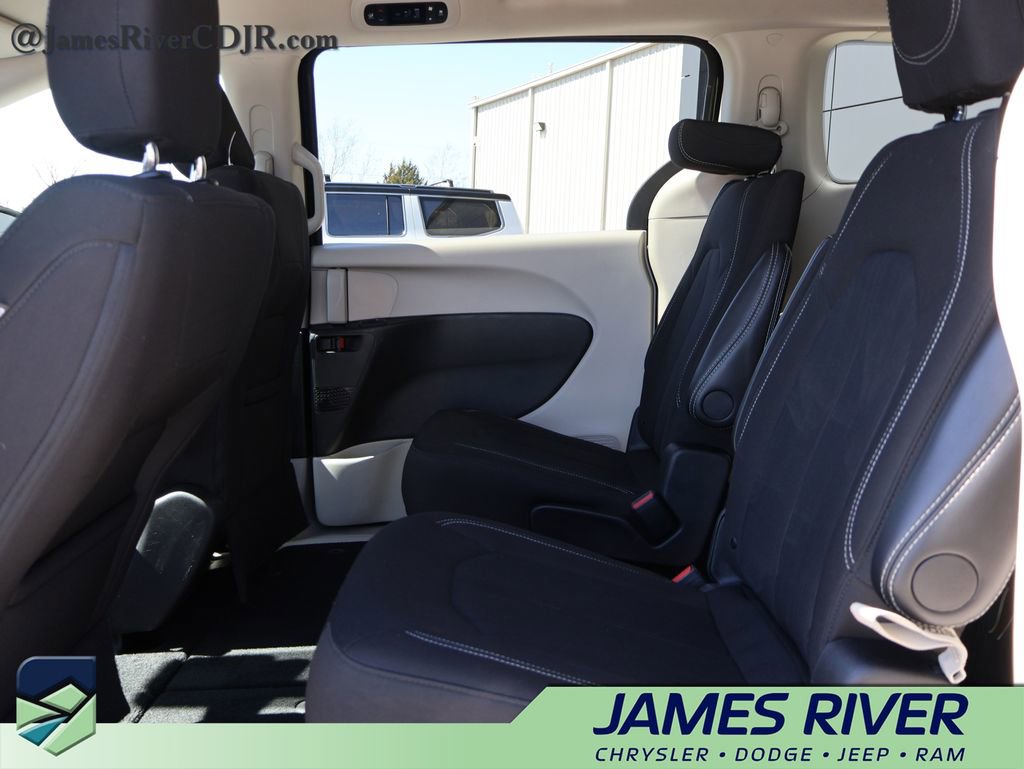 Used 2024 Chrysler Voyager LX image 17