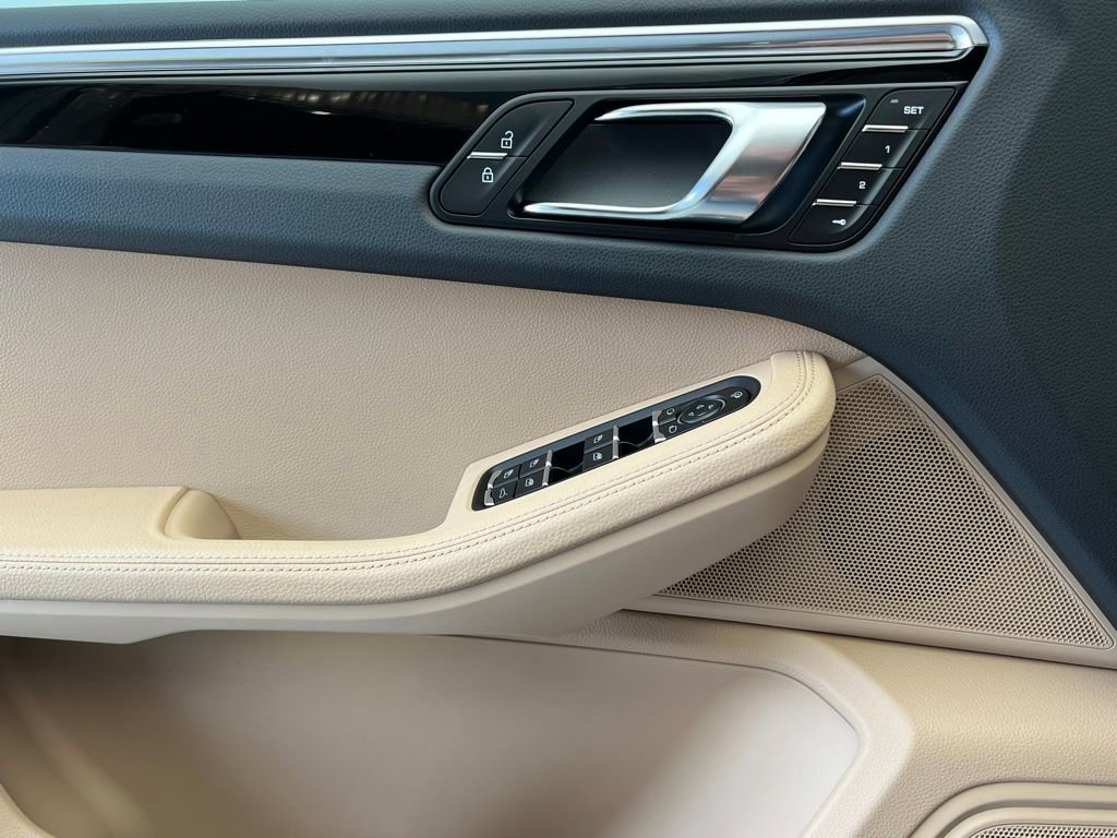 Certified 2025 Porsche Macan image 19