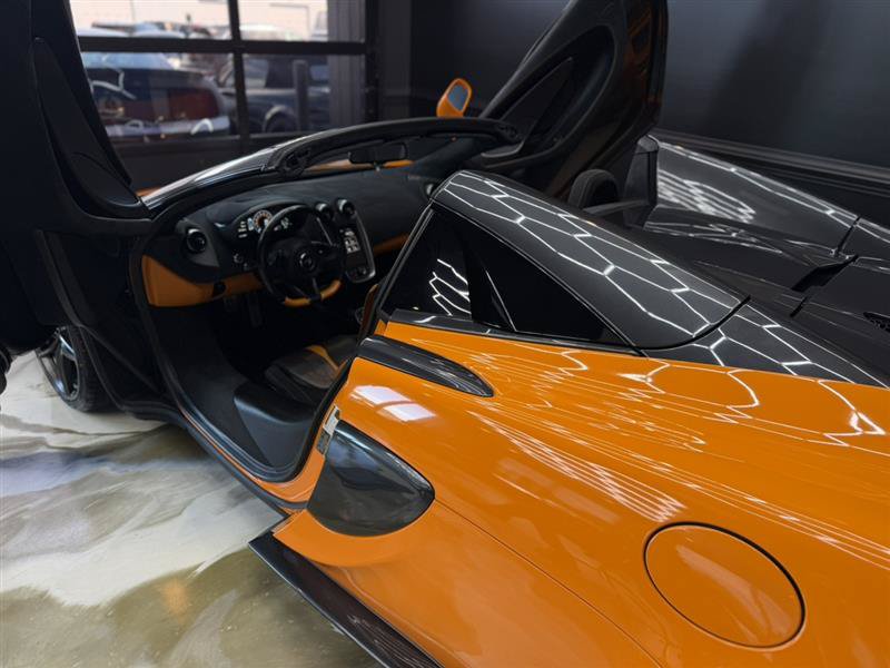Used 2018 McLaren 570S Spider RWD image 19