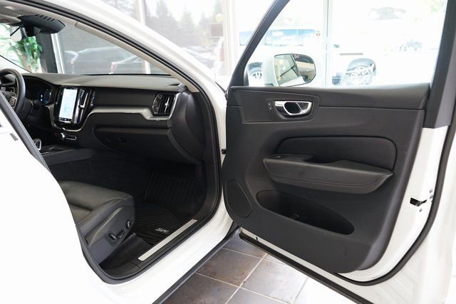 Used 2023 Volvo XC60 B5 Core image 45