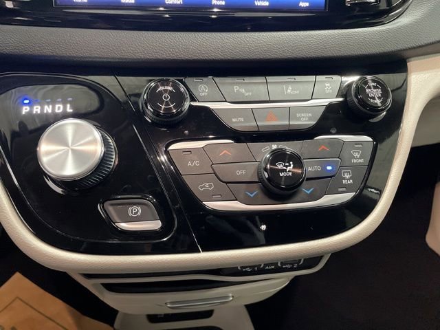 Used 2024 Chrysler Pacifica Touring-L image 17