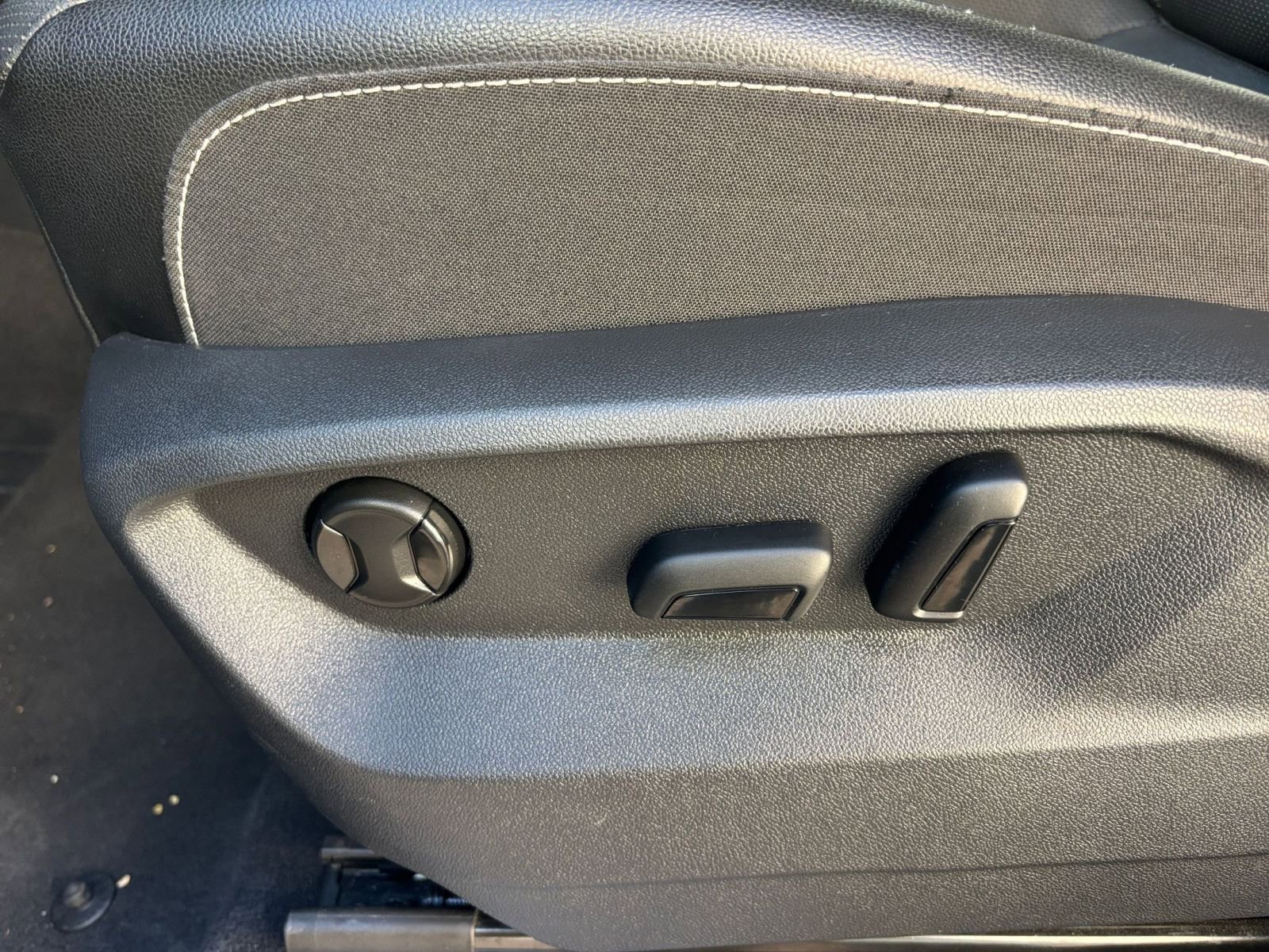 Used 2025 Volkswagen Atlas SE image 24