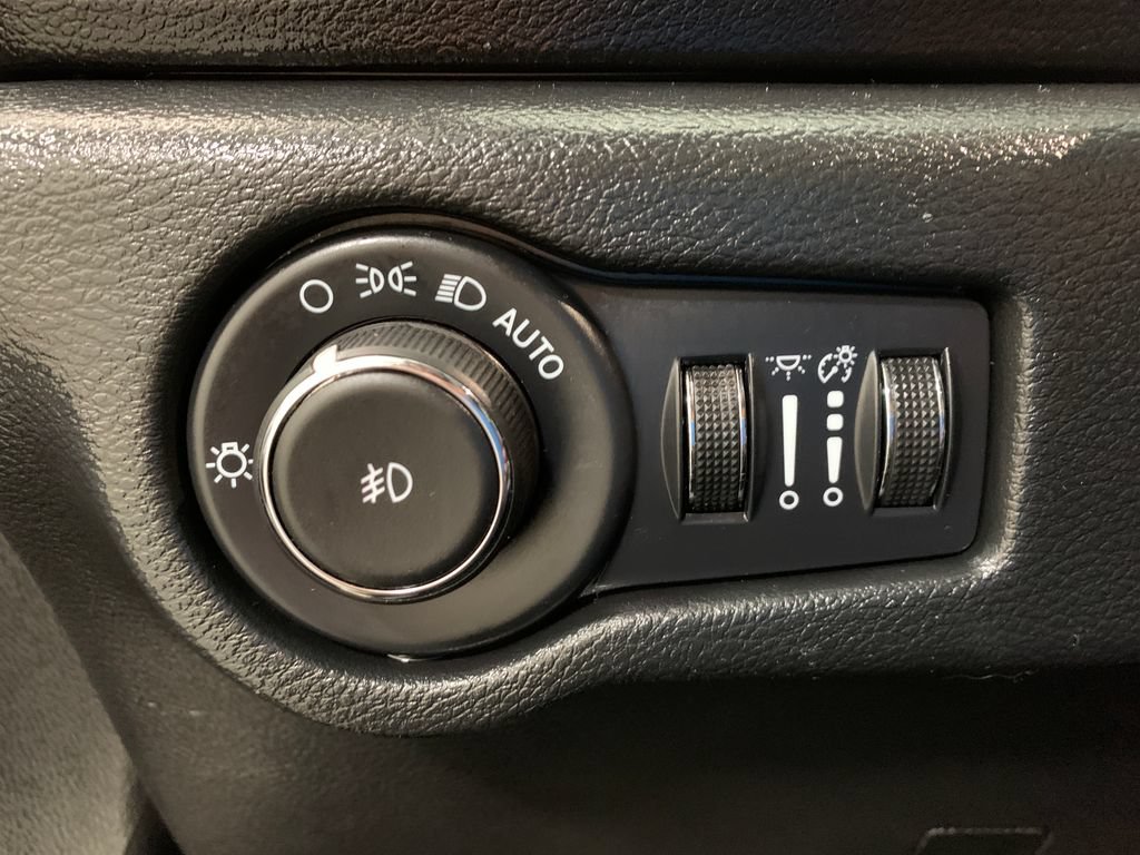 Used 2025 Chrysler Pacifica Select FWD image 27
