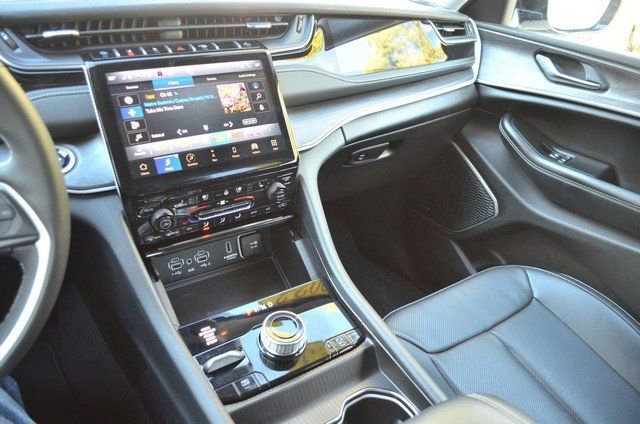 Used 2023 Jeep Grand Cherokee 4WD 4xe w/ Luxury Tech Group II image 24