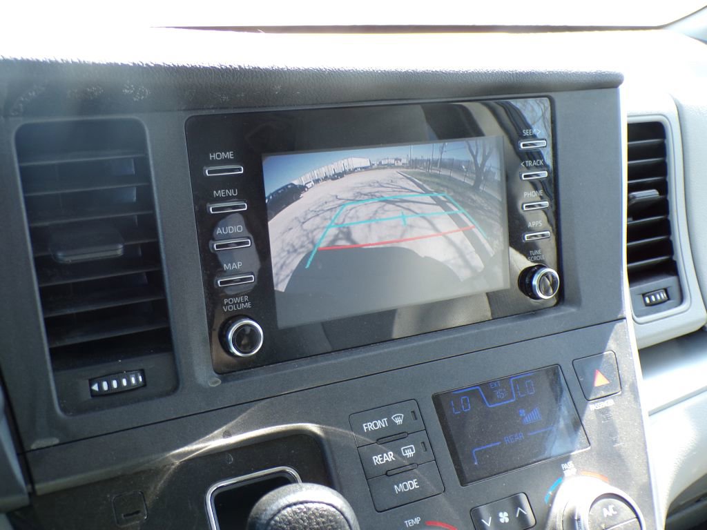 Used 2020 Toyota Sienna L image 28
