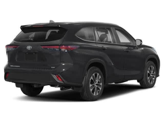 Used 2023 Toyota Highlander XLE FWD image 2