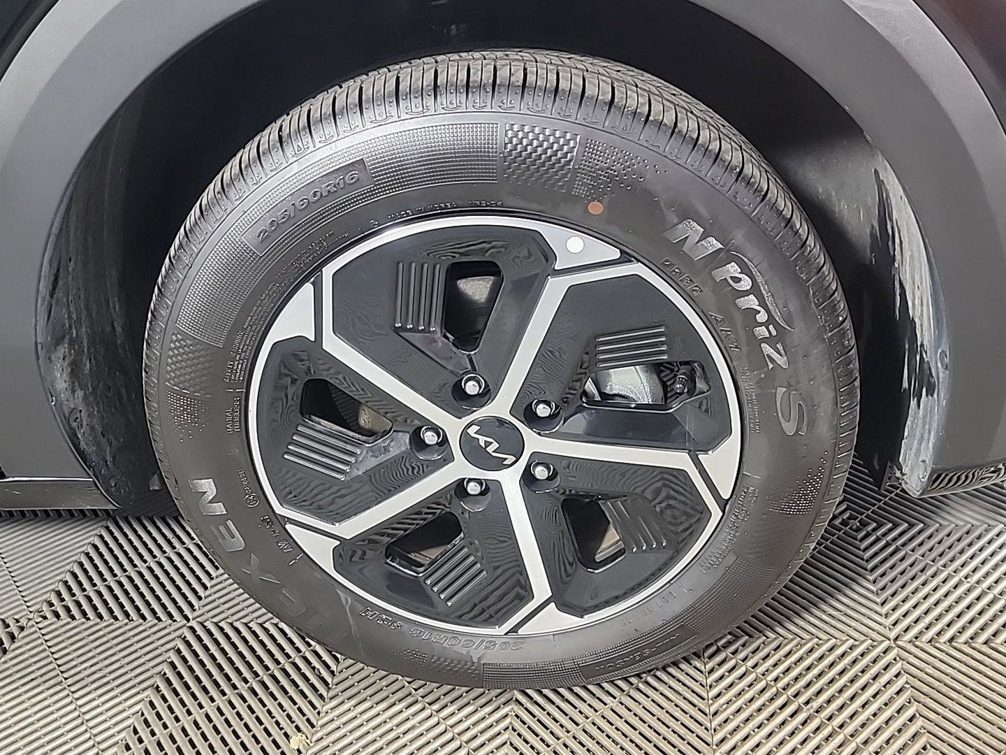 Used 2025 Kia Niro EX image 3