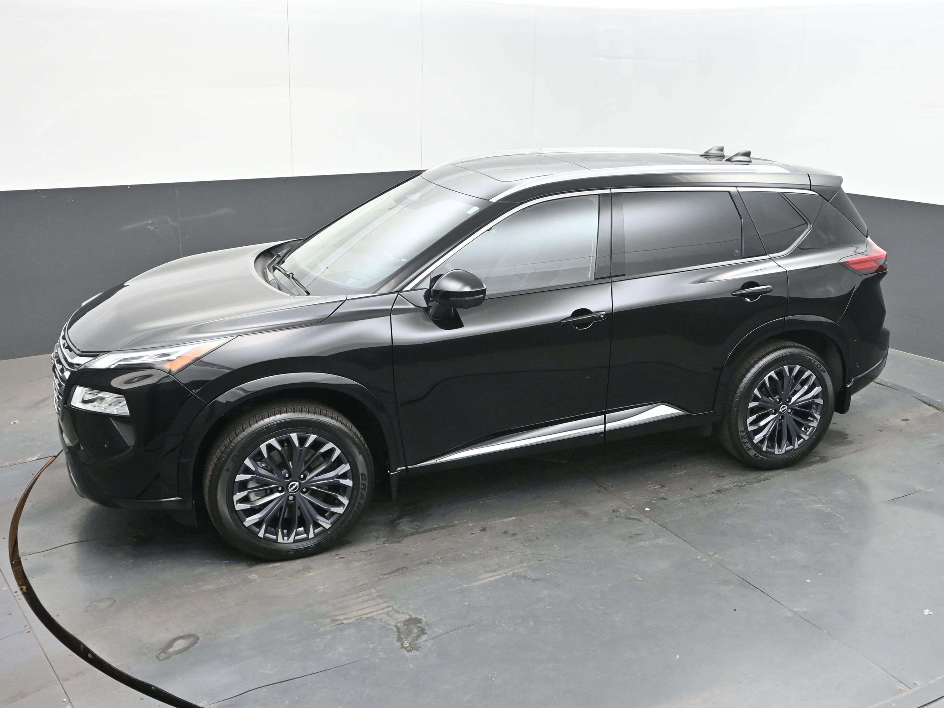 Certified 2025 Nissan Rogue Platinum w/ Tech Package image 33