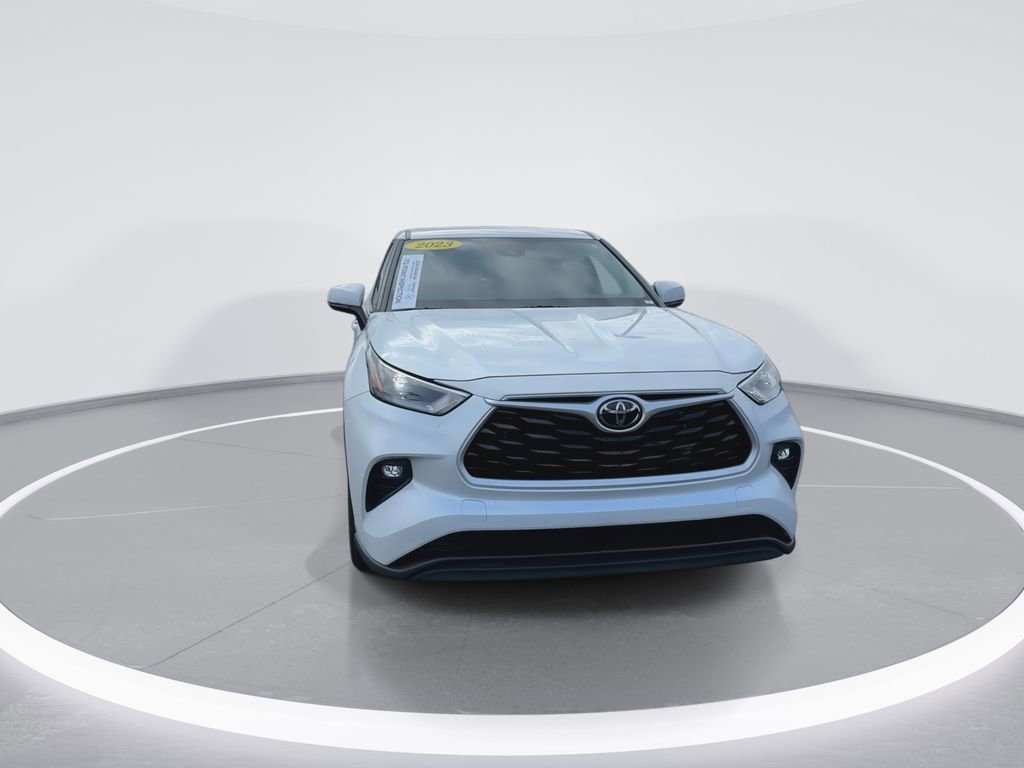 Used 2023 Toyota Highlander LE image 3