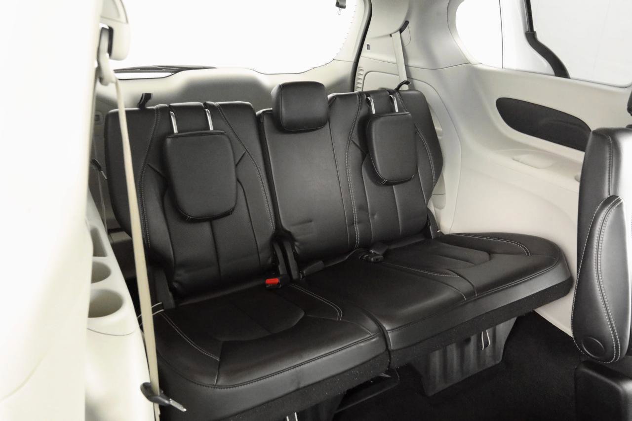 Used 2023 Chrysler Pacifica Touring-L image 30