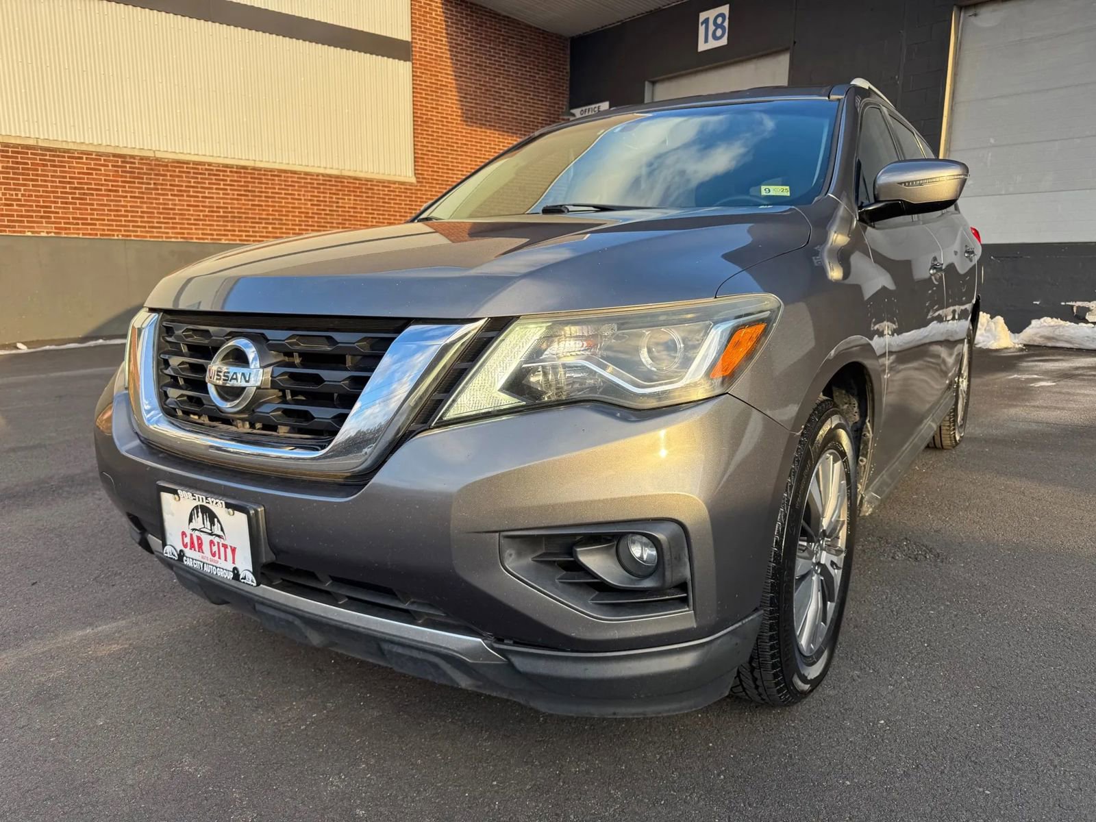 Used 2017 Nissan Pathfinder SV image 2