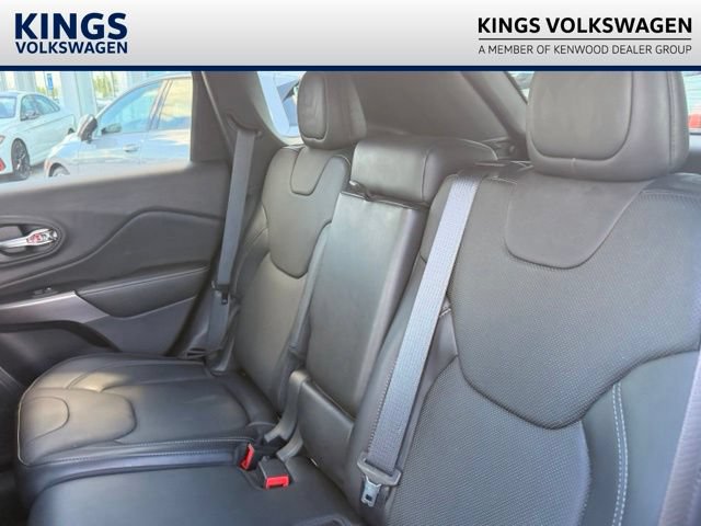 Used 2019 Jeep Cherokee Limited w/ Luxury Group AWD/4WD image 5
