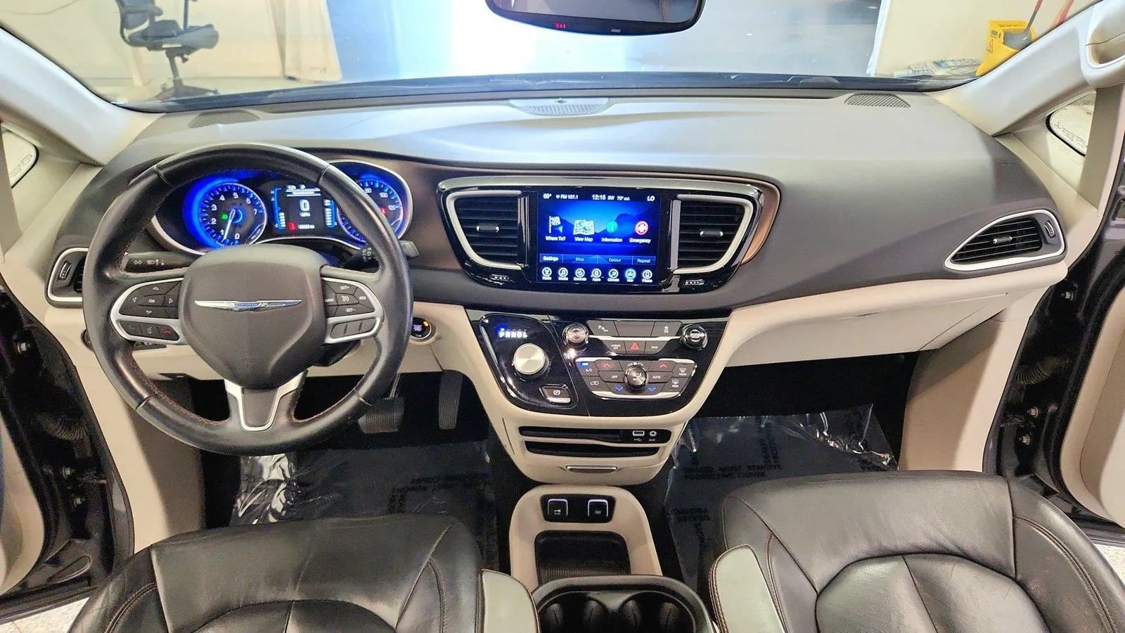 Used 2017 Chrysler Pacifica Touring-L FWD image 27