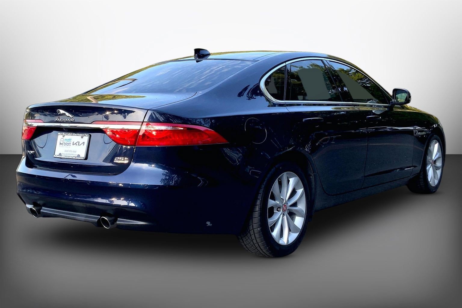Used 2018 Jaguar XF Premium AWD/4WD image 14