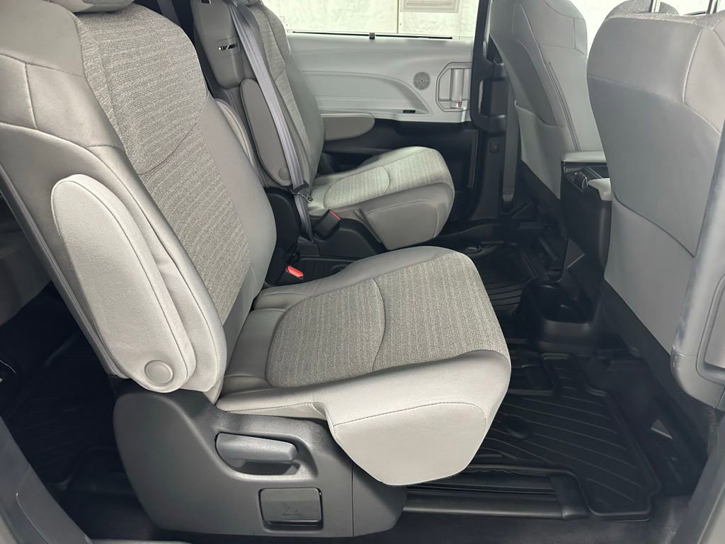 Used 2025 Toyota Sienna LE FWD image 57