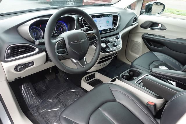 Used 2024 Chrysler Pacifica Touring-L image 11