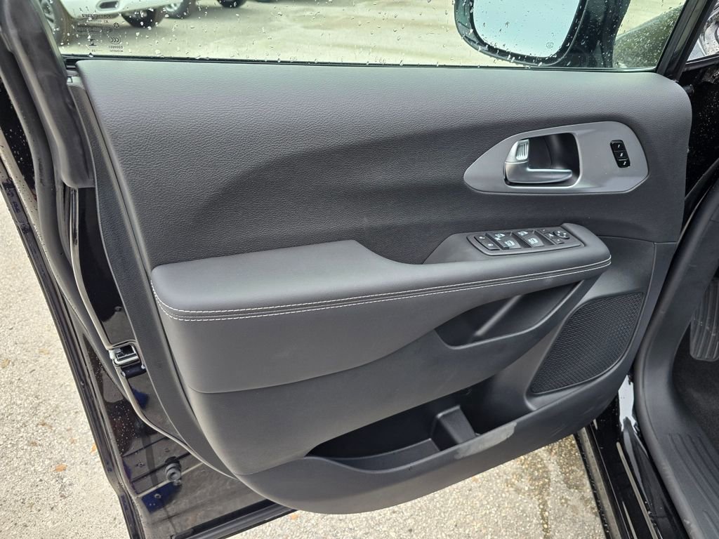 New 2026 Chrysler Pacifica Limited w/ S Appearance Package FWD image 13
