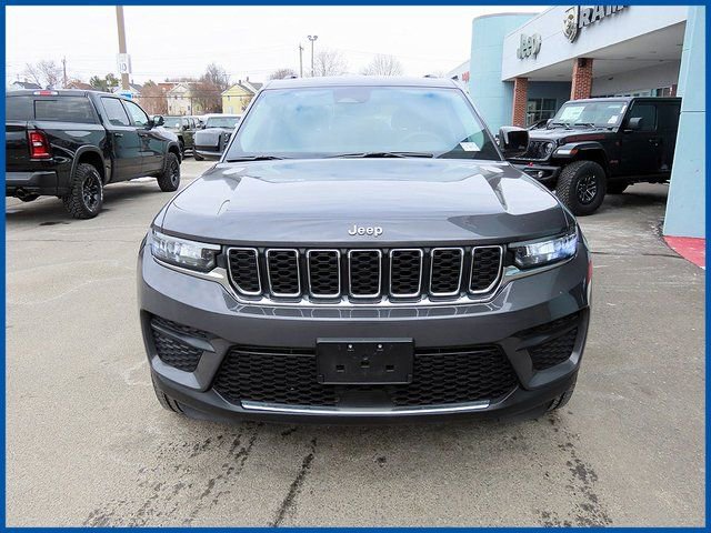 Used 2023 Jeep Grand Cherokee Laredo w/ Luxury Tech Group I AWD/4WD image 2