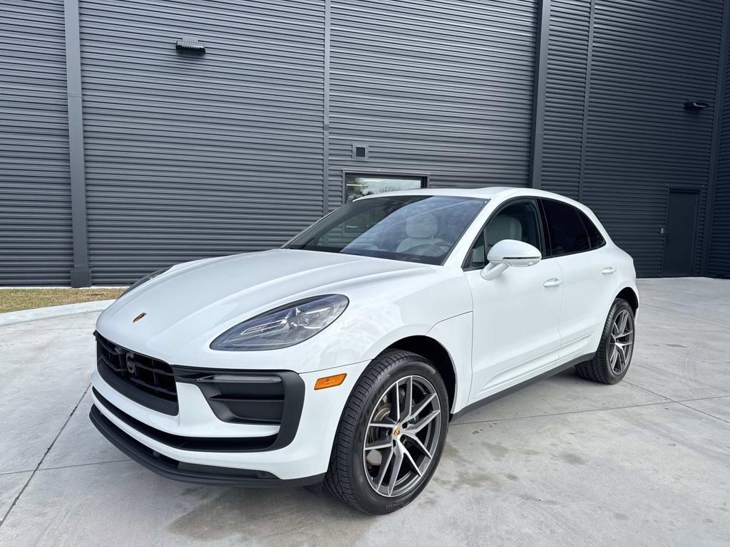Certified 2025 Porsche Macan image 1