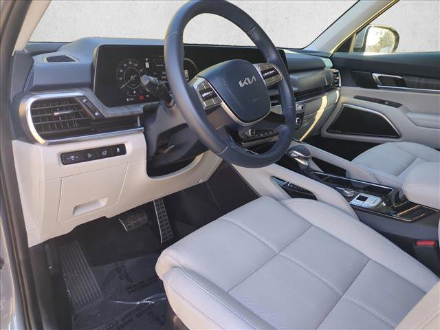Used 2025 Kia Telluride SX w/ SX Captain's Chair Package image 10