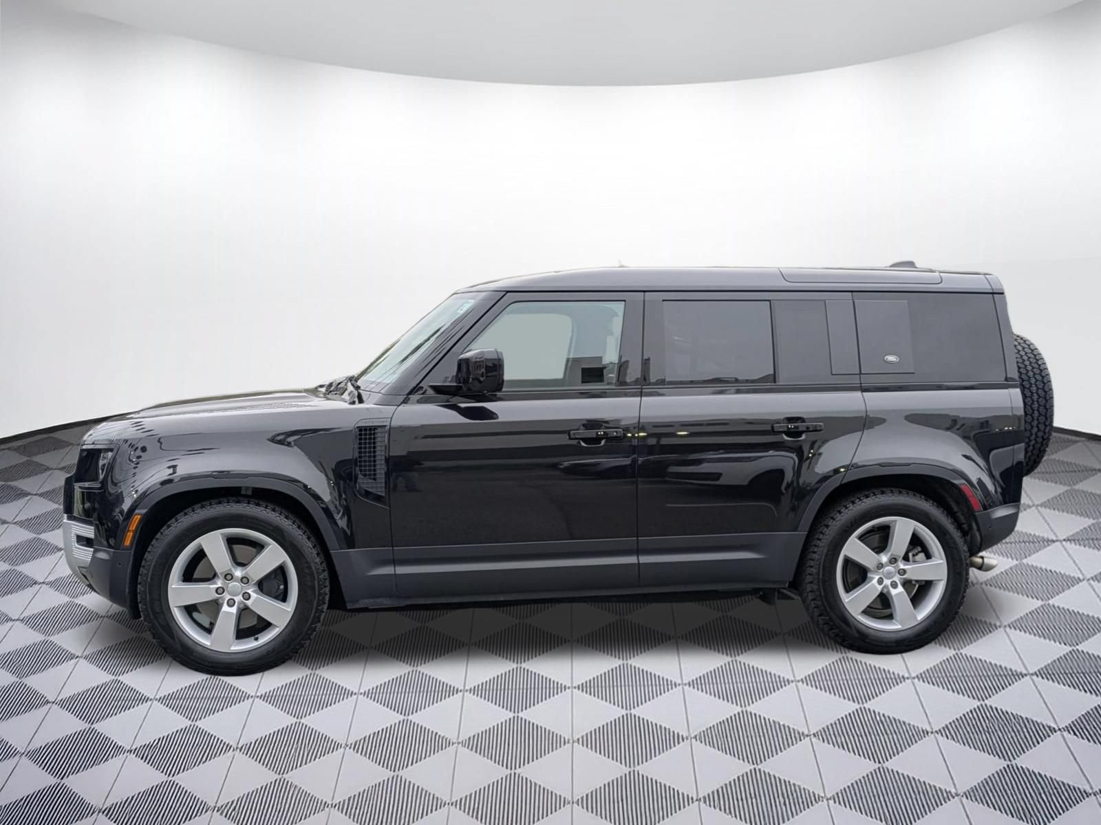 Used 2024 Land Rover Defender 110 SE AWD/4WD image 2