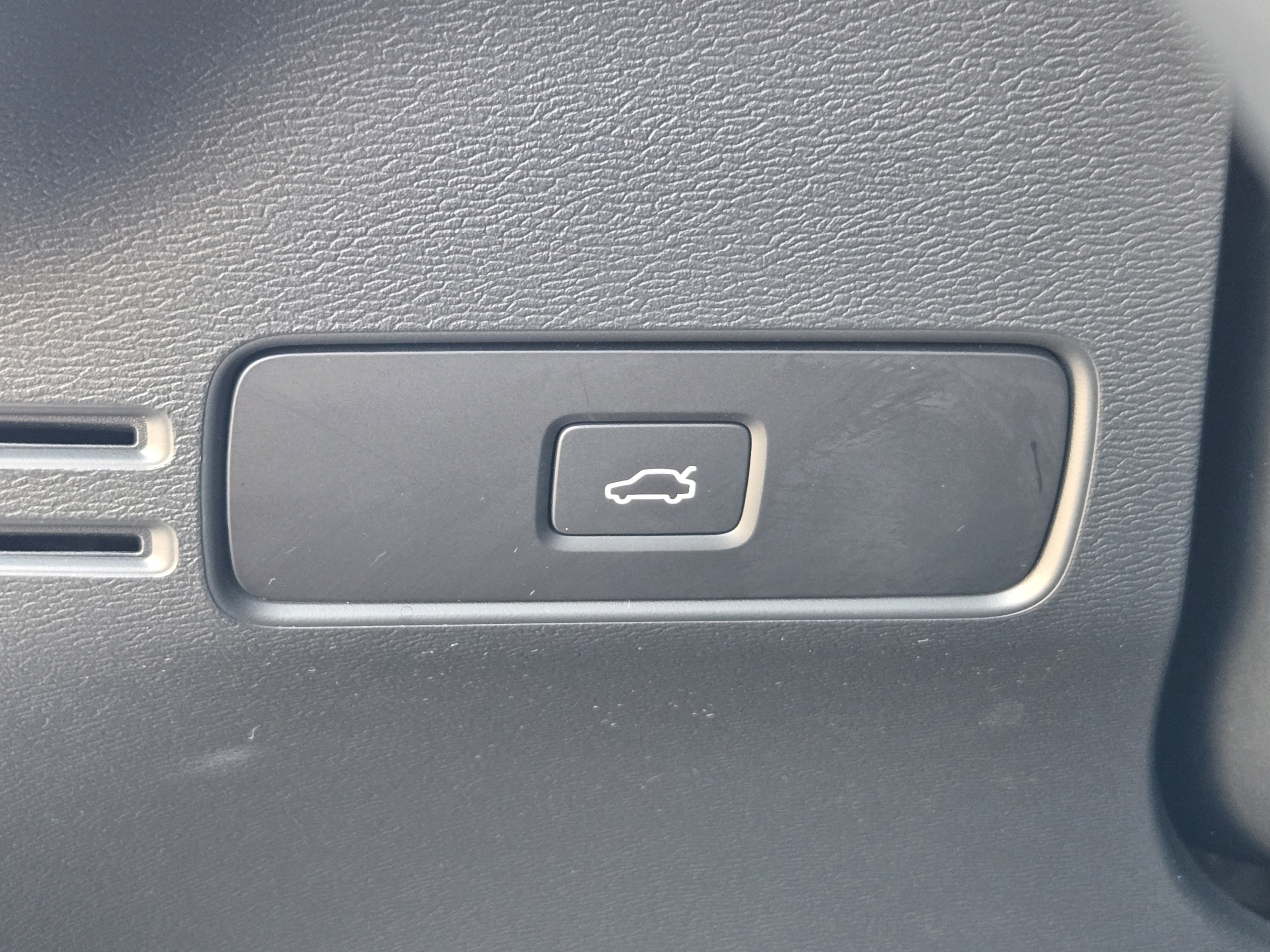 Used 2023 Volvo XC40 B4 Plus w/ Protection Package Premier FWD image 21