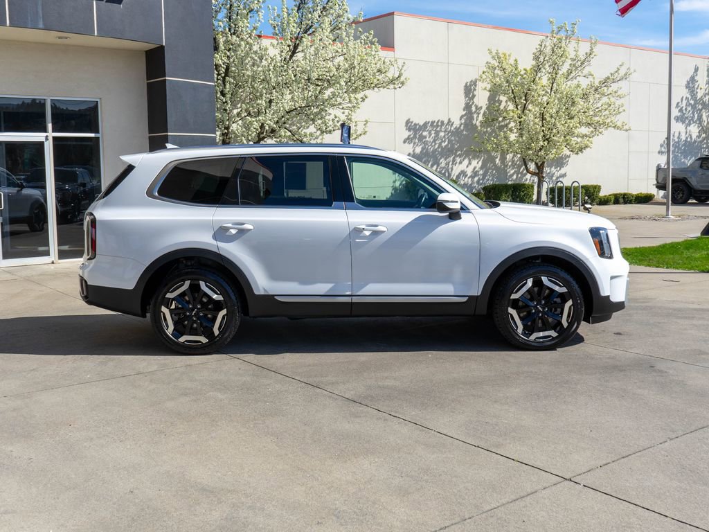 Certified 2023 Kia Telluride EX w/ EX Captain's Chair Package FWD image 8