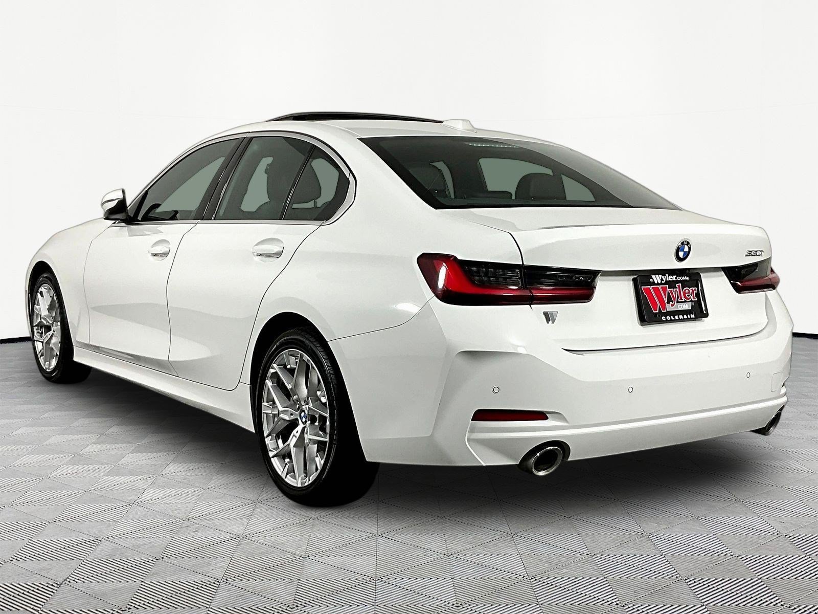 Used 2025 BMW 330i Sedan RWD image 4