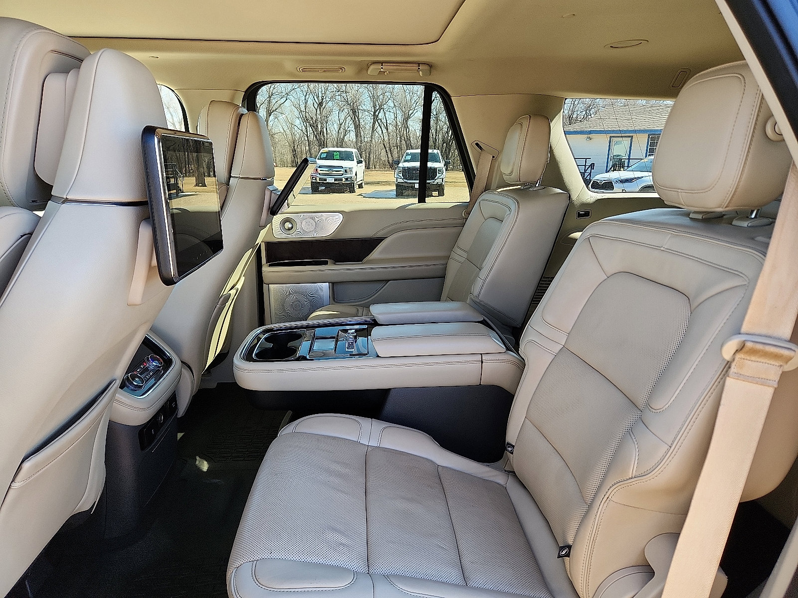 Used 2019 Lincoln Navigator Reserve image 9