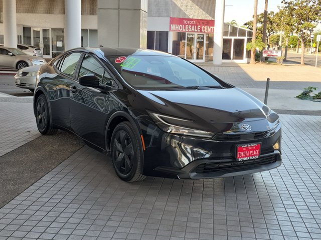 Used 2025 Toyota Prius LE FWD image 3