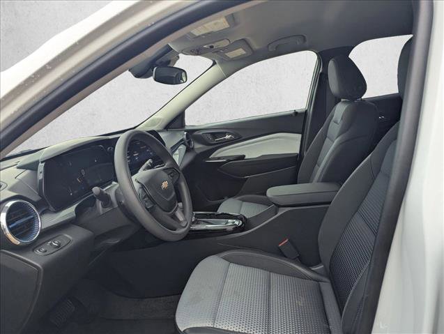 Used 2025 Chevrolet Trax LT FWD image 12
