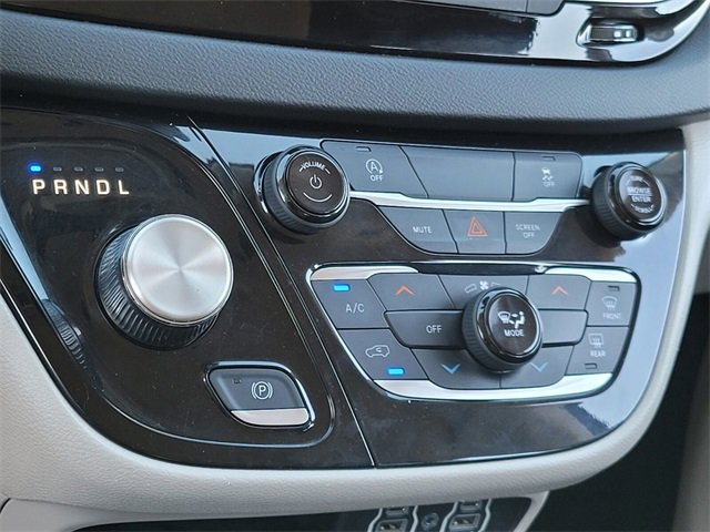 Used 2023 Chrysler Voyager LX image 24