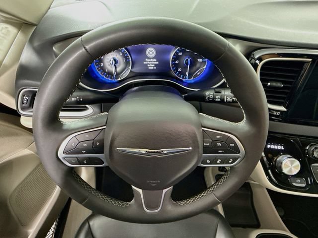 Used 2023 Chrysler Pacifica Touring-L FWD image 14