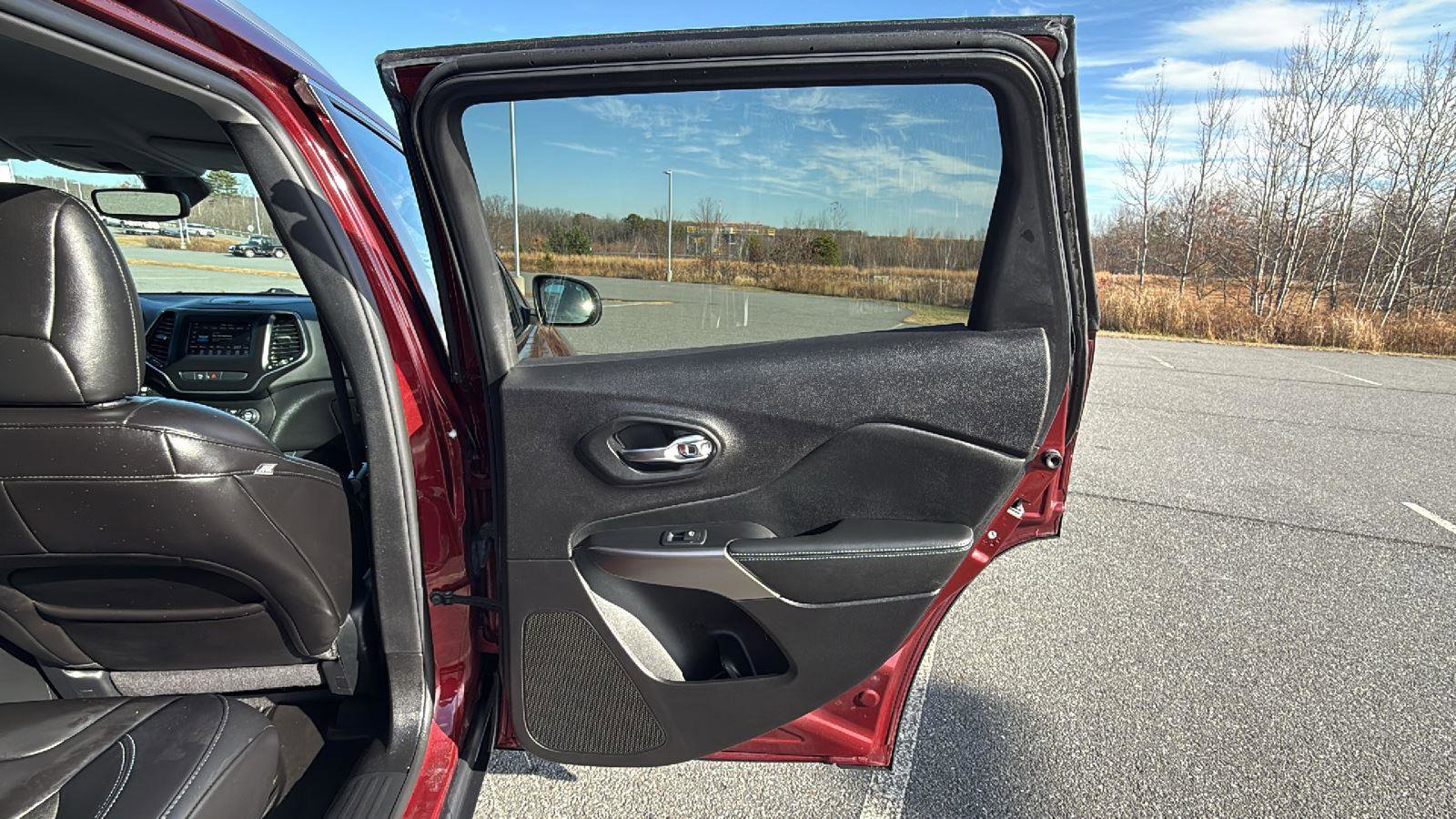 Used 2019 Jeep Cherokee Latitude Plus w/ Comfort/Convenience Group image 19