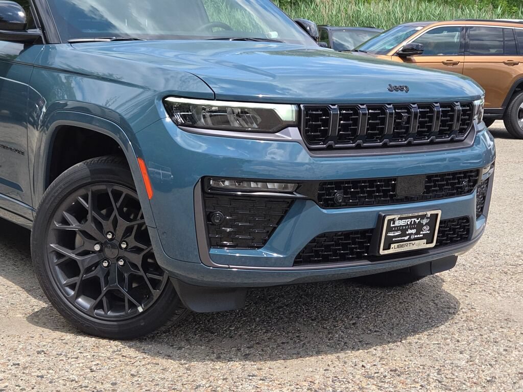 New 2026 Jeep Grand Cherokee L Summit w/ Obsidian Package AWD/4WD image 4
