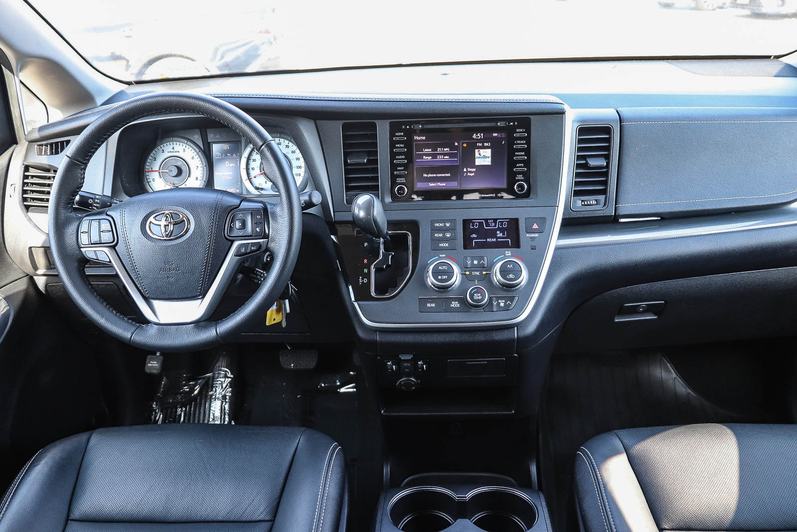 Used 2020 Toyota Sienna SE w/ Nightshade Edition FWD image 11