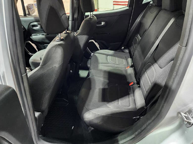 Used 2018 Jeep Renegade Latitude FWD image 10
