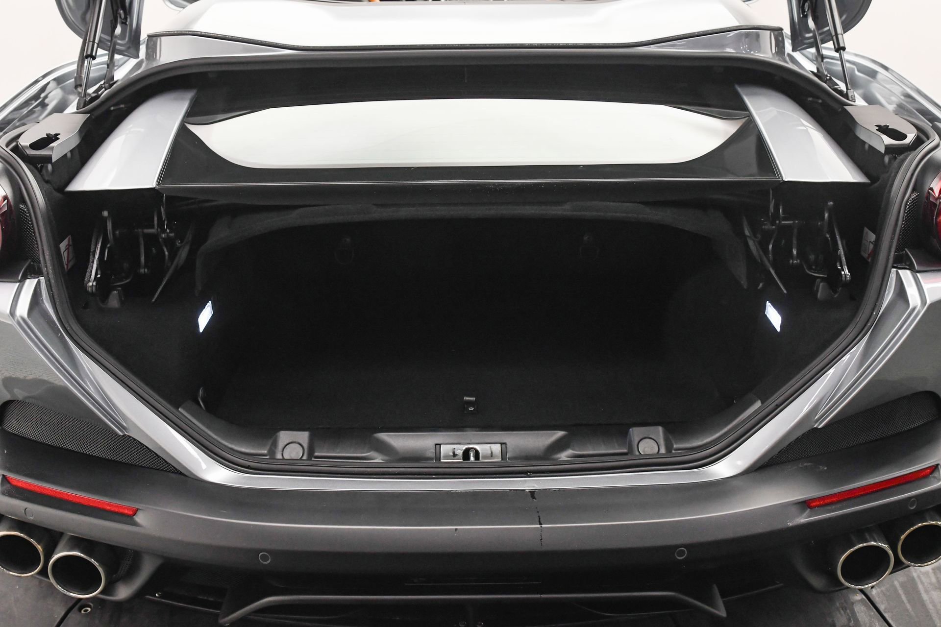 Used 2019 Ferrari Portofino image 8