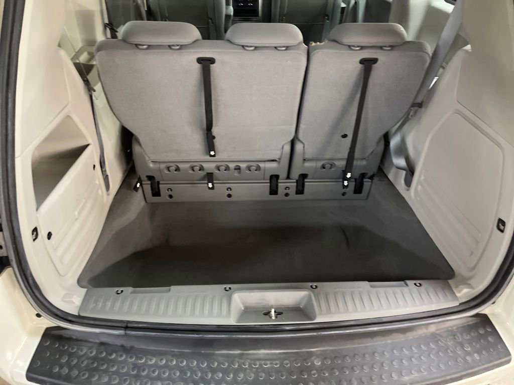 Used 2010 Dodge Grand Caravan SE image 21