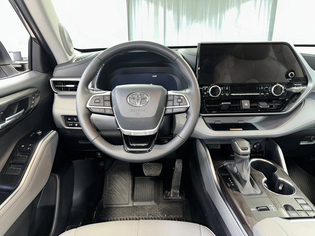 Used 2024 Toyota Highlander Platinum image 2