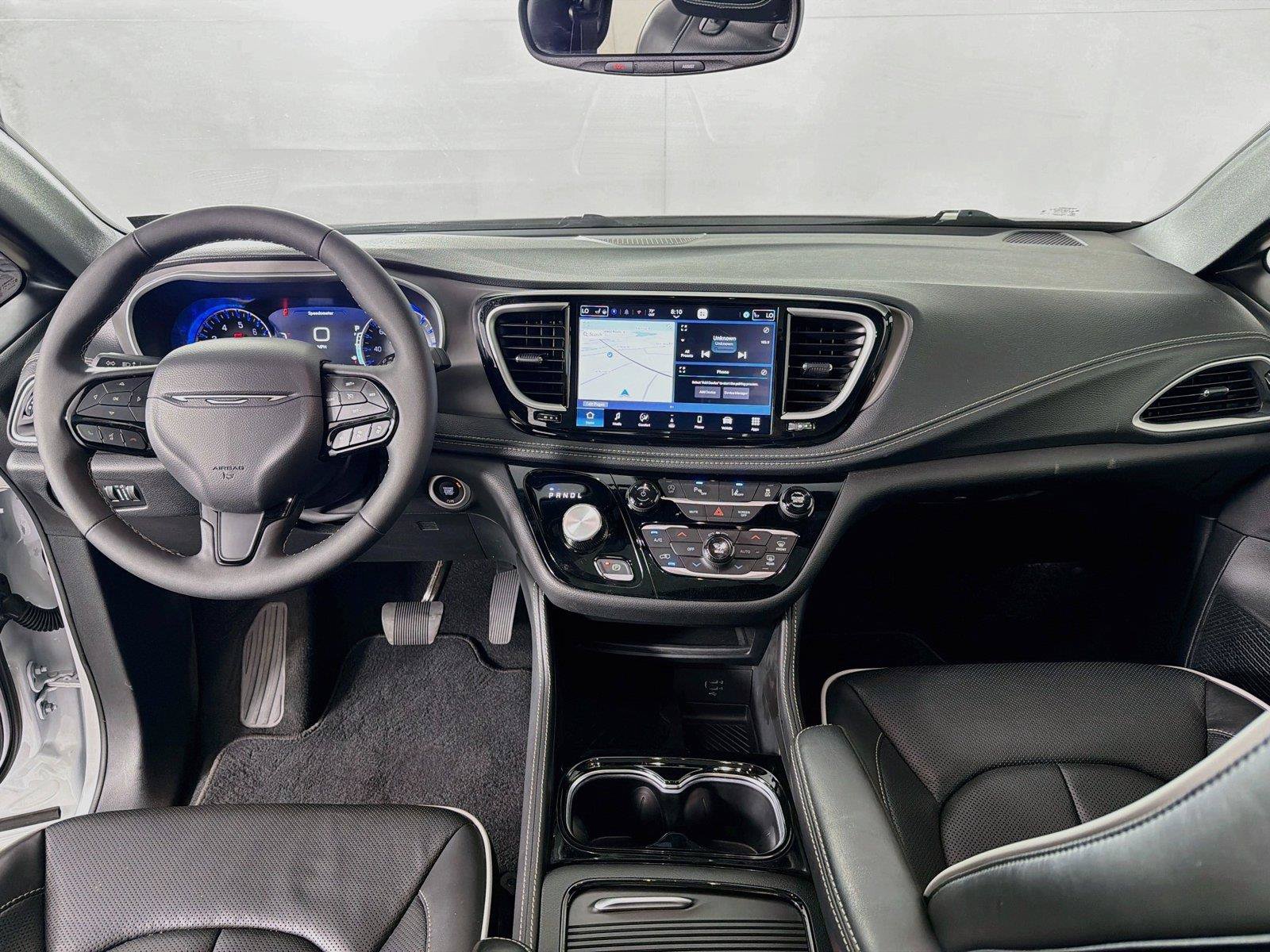 Used 2027 Chrysler Pacifica Limited FWD image 26