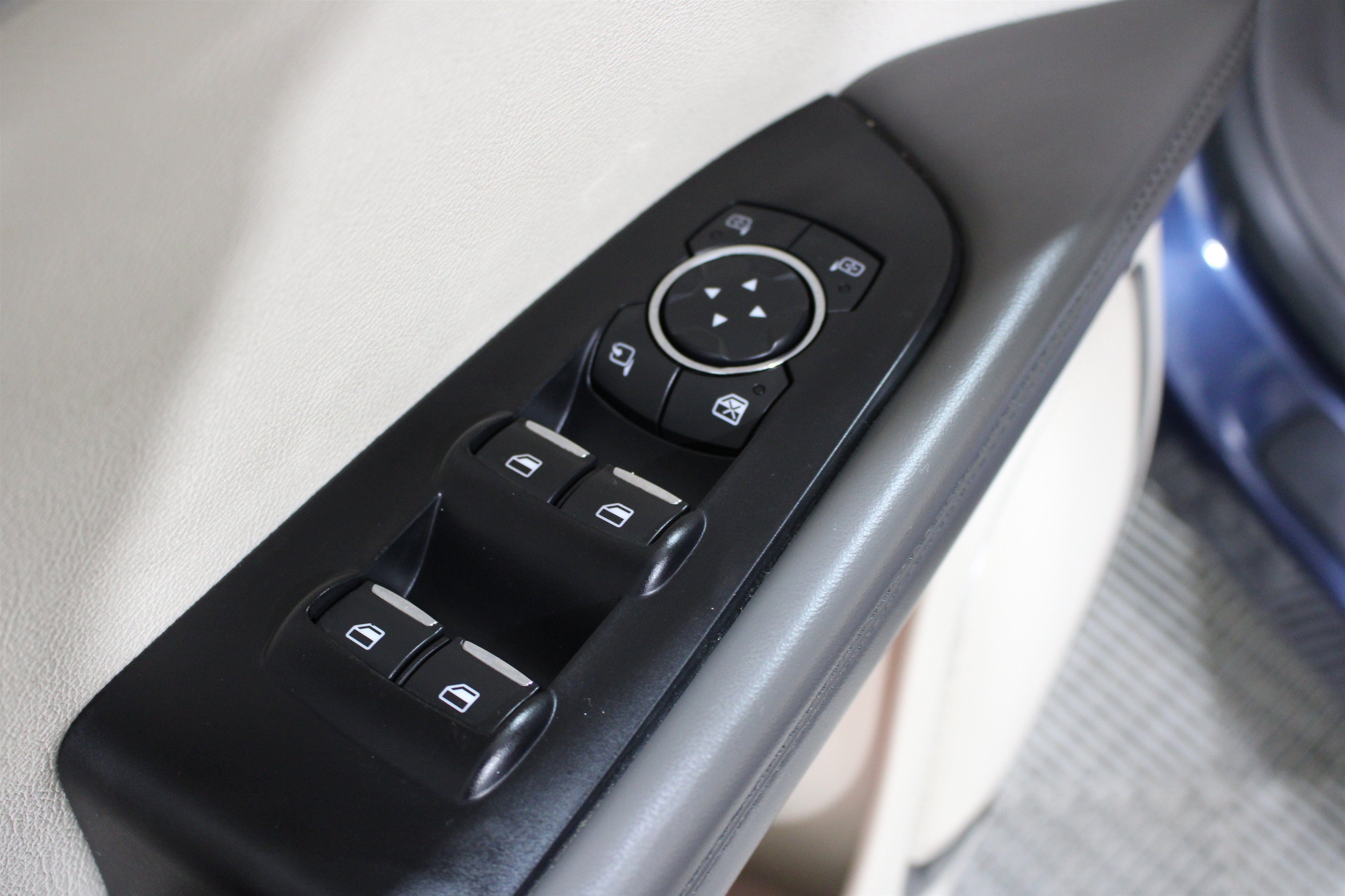 Used 2017 Lincoln MKX Select w/ Enhanced Security Package FWD image 8