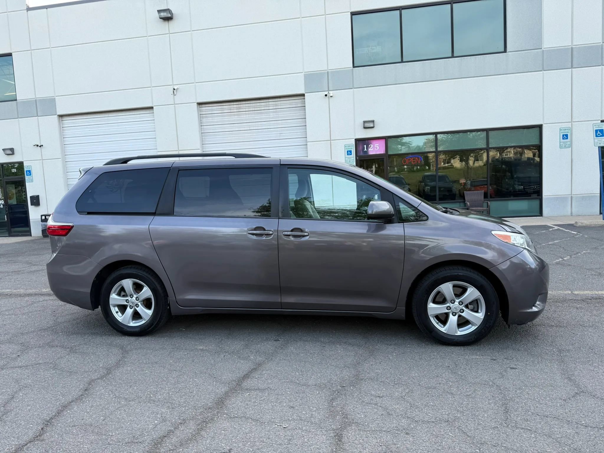 Used 2015 Toyota Sienna LE FWD image 2