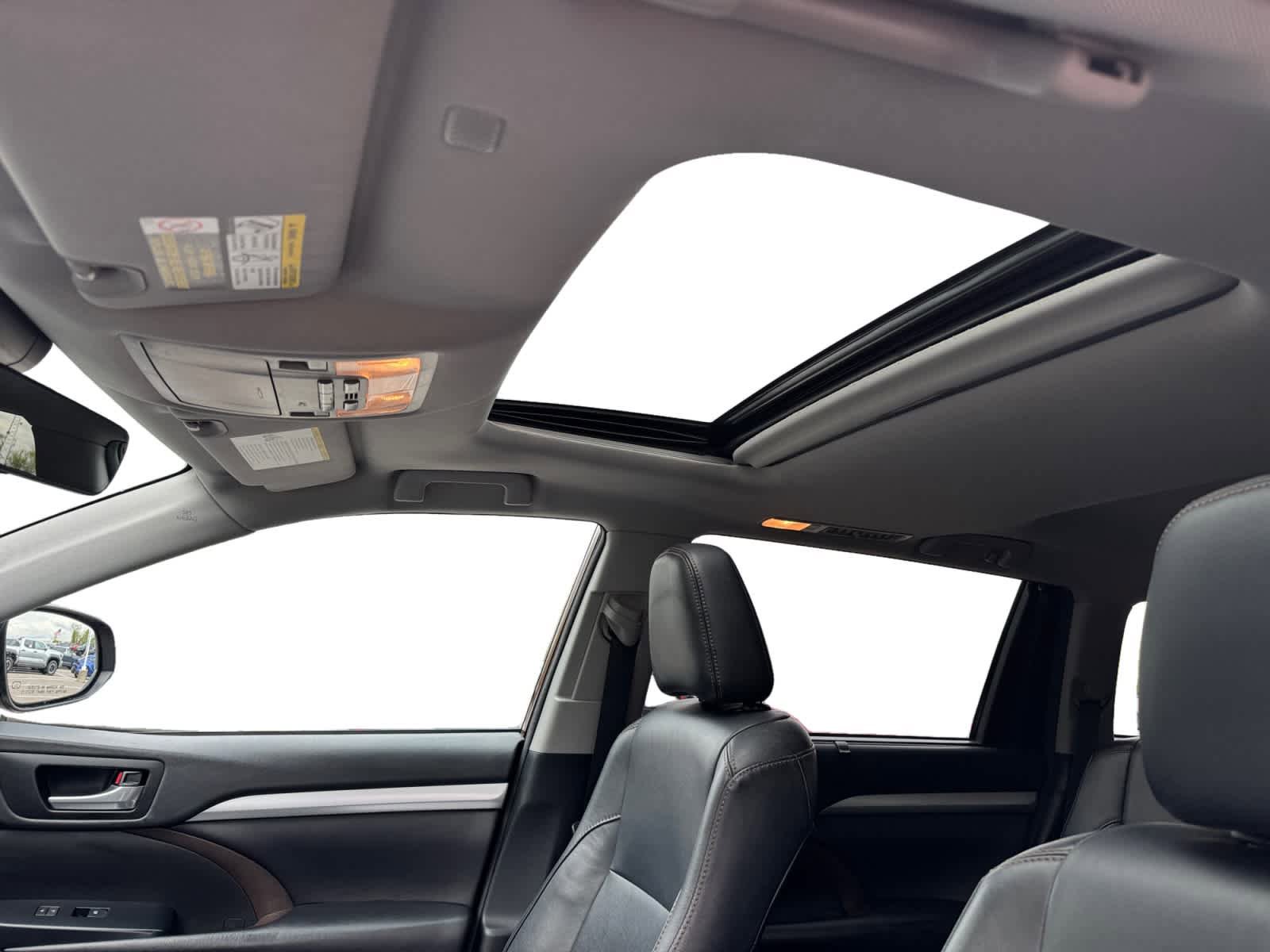 Used 2018 Toyota Highlander XLE AWD/4WD image 3